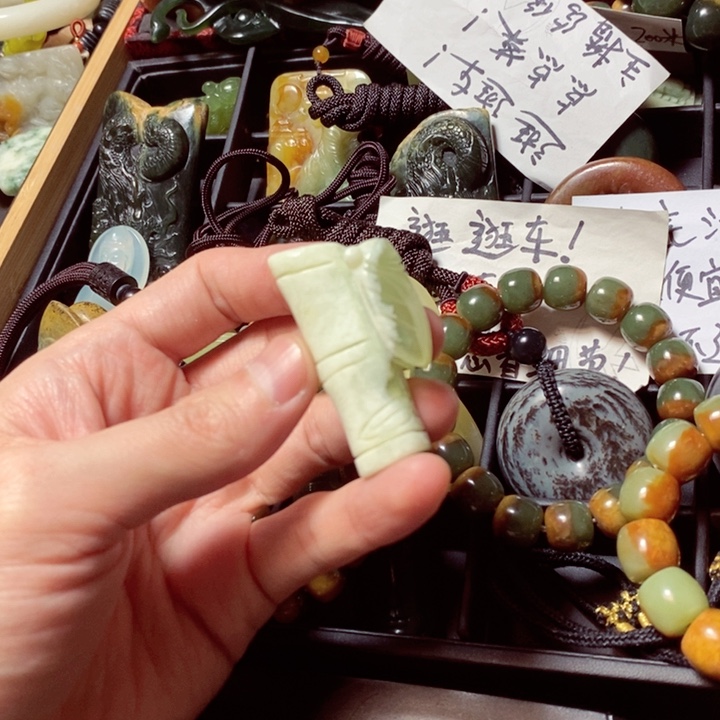 蛇纹石玉颈饰未镶嵌