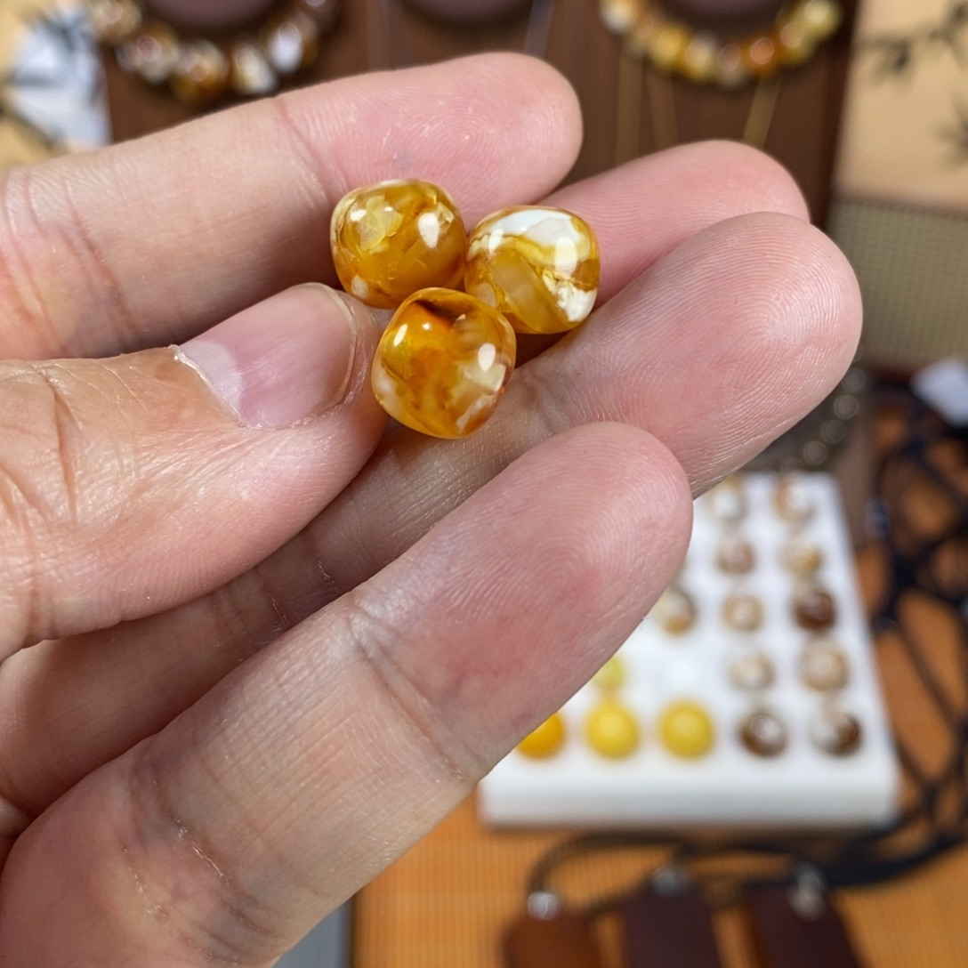 那***。10沁色精工老型珠3颗