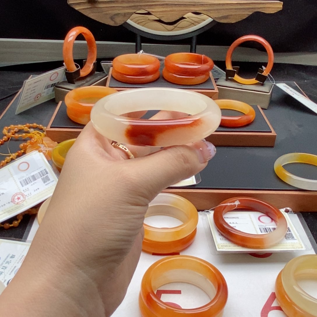 东***隅石英质玉（黄龙玉）未镶嵌手镯