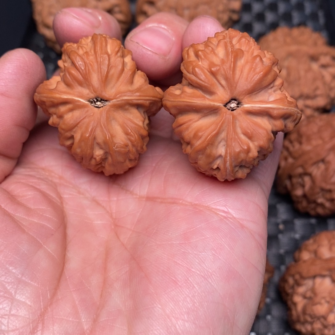 文玩核桃吊坠赤龙鸡心