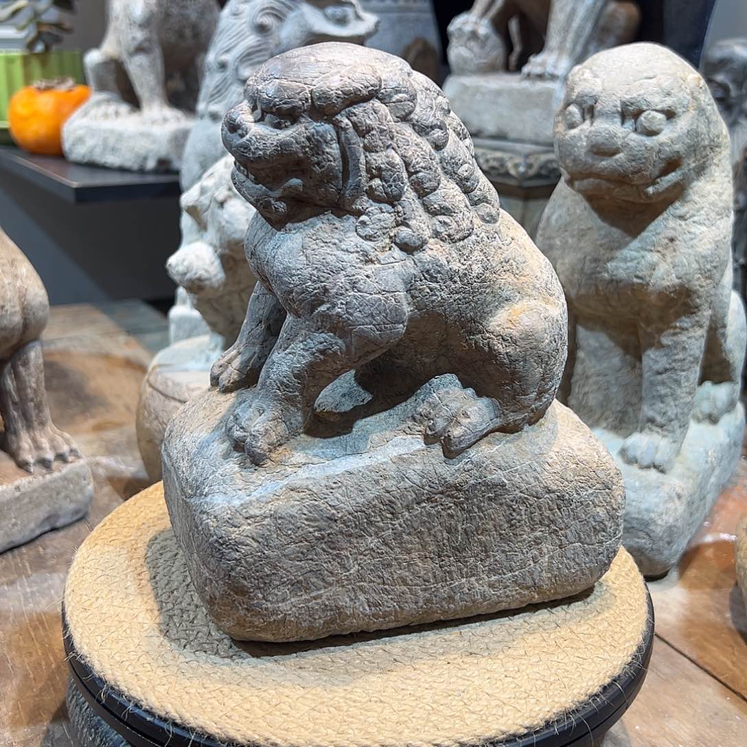 石材青石摆件上刻有精美