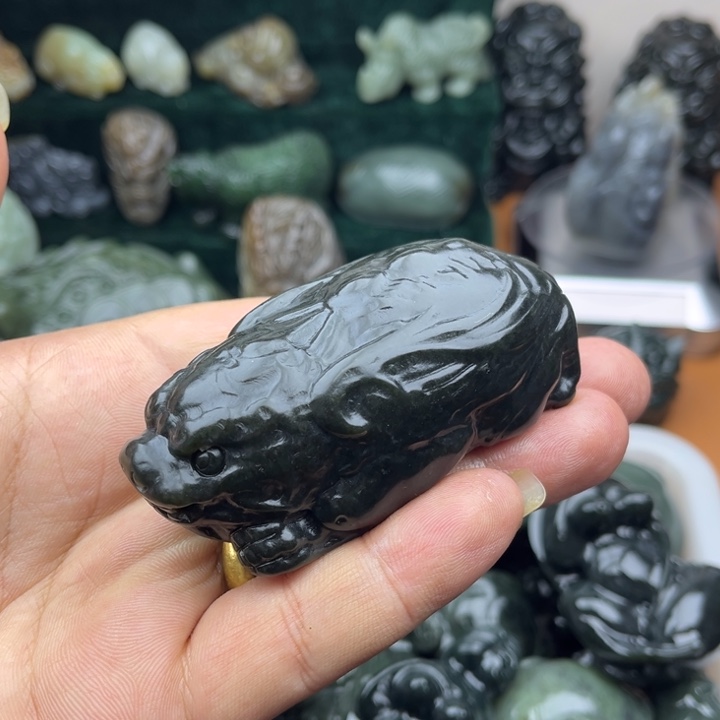 和田玉未镶嵌把件