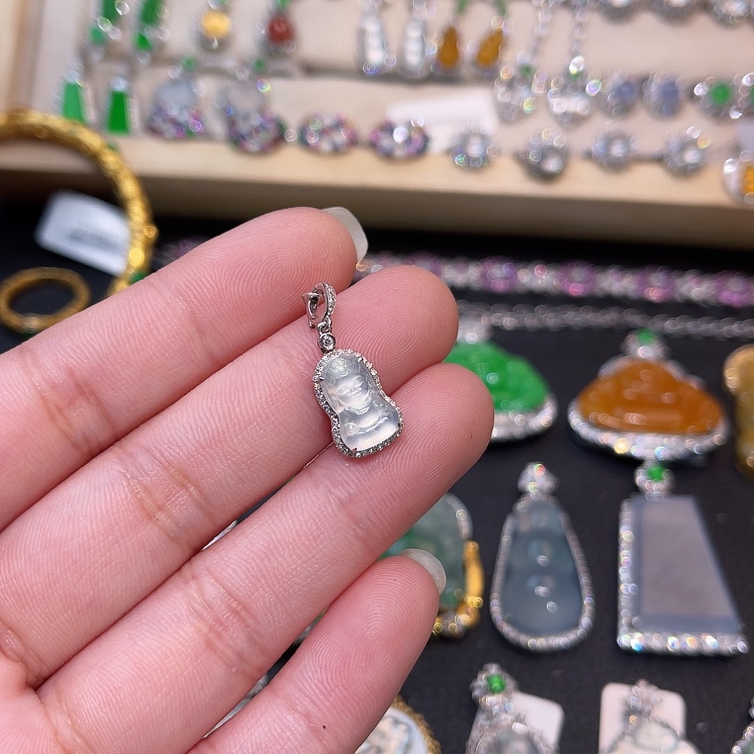 颈饰18K金镶嵌翡翠宝宝佛
