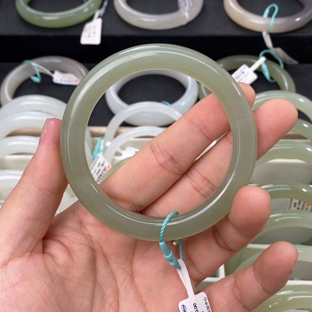 和田玉手镯未镶嵌56.57