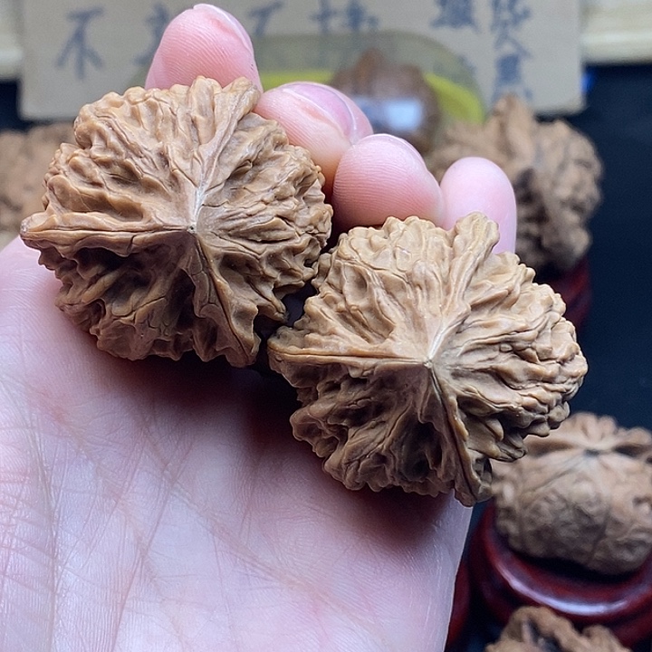 墨***文玩核桃吊坠虫眼瑕疵不退不换