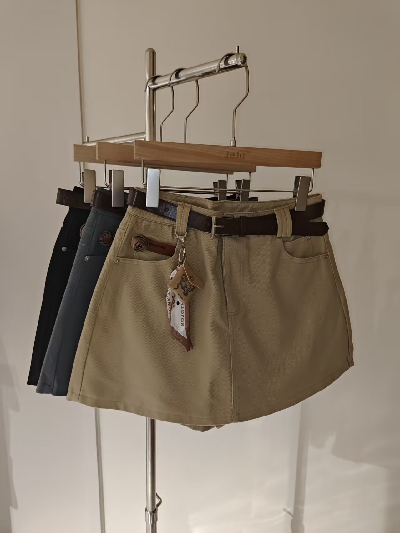 【济州岛】AFS  简约高级感丝带小皮包挂件牛仔短裙6688