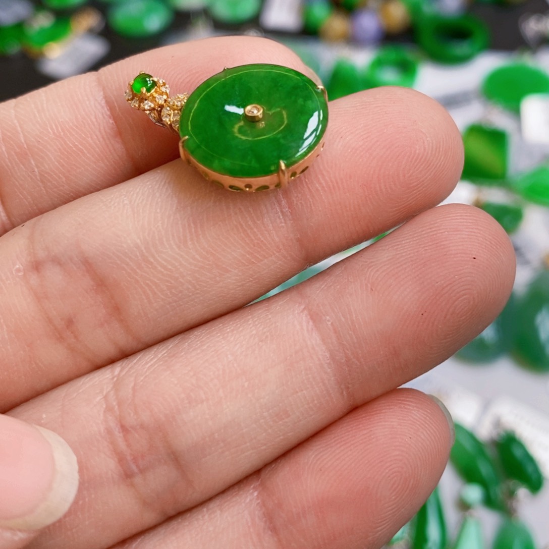 翡翠颈饰18K金镶嵌吊坠