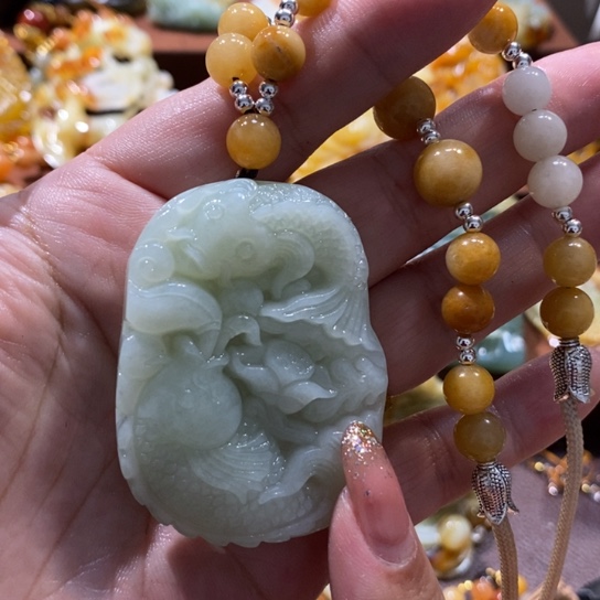 蛇纹石玉未镶嵌颈饰