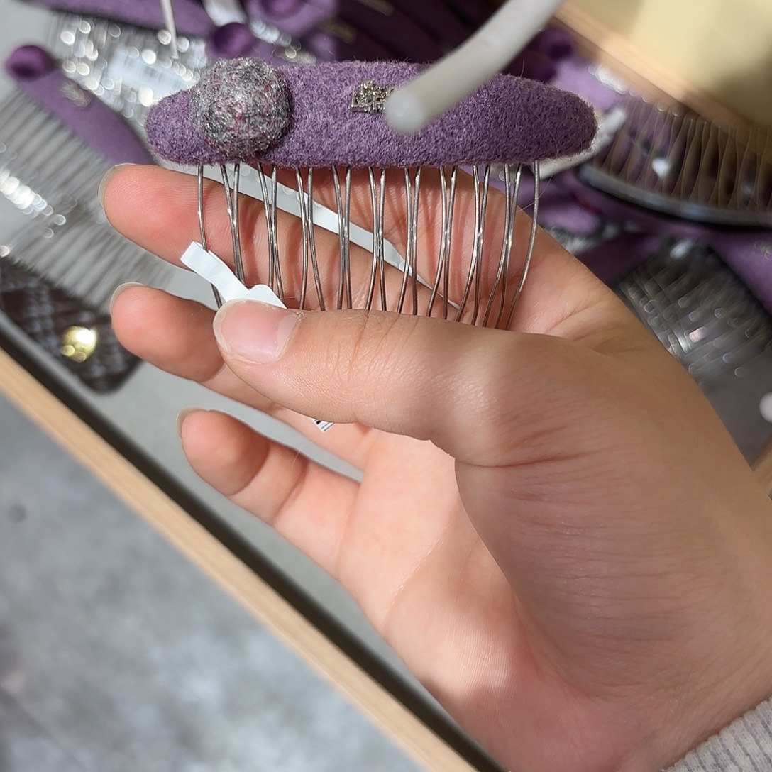 布艺非金属紫色球球叉梳