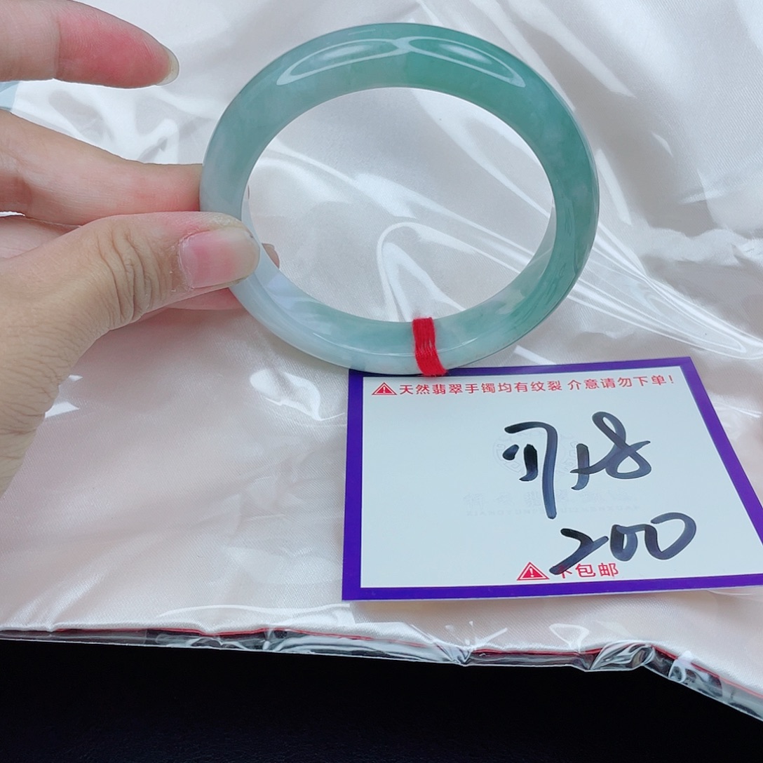 翡翠手镯未镶嵌翡翠