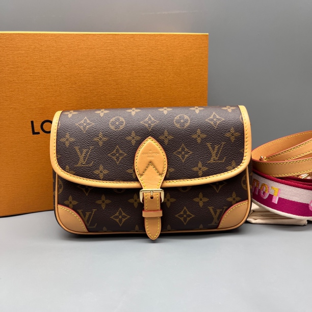 95新 LouisVuitton/路易威登 老花拼皮法棍包 尺寸24*15 SV18125