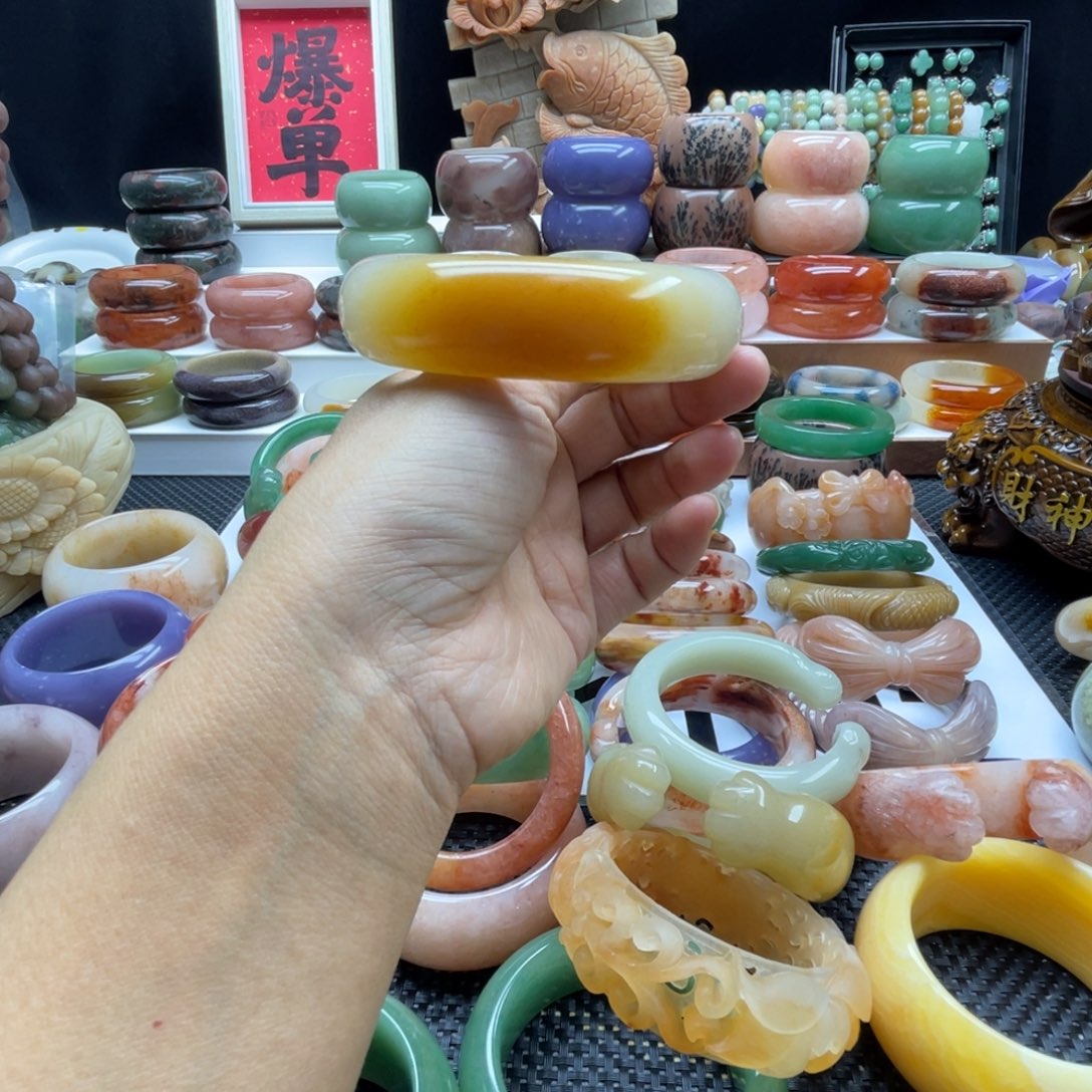 艳****石英岩玉未镶嵌手镯