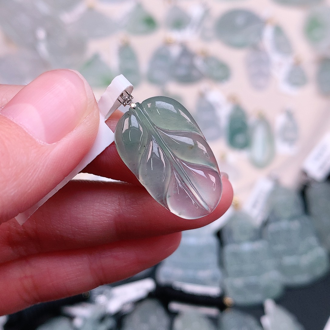 翡翠颈饰18K金镶嵌渐变色叶