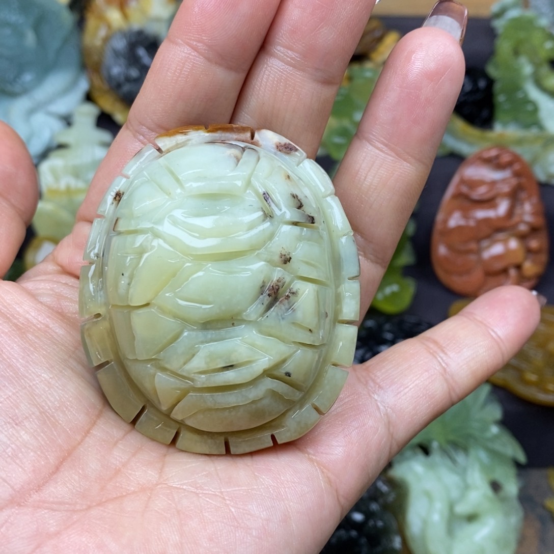 蛇纹石玉颈饰未镶嵌