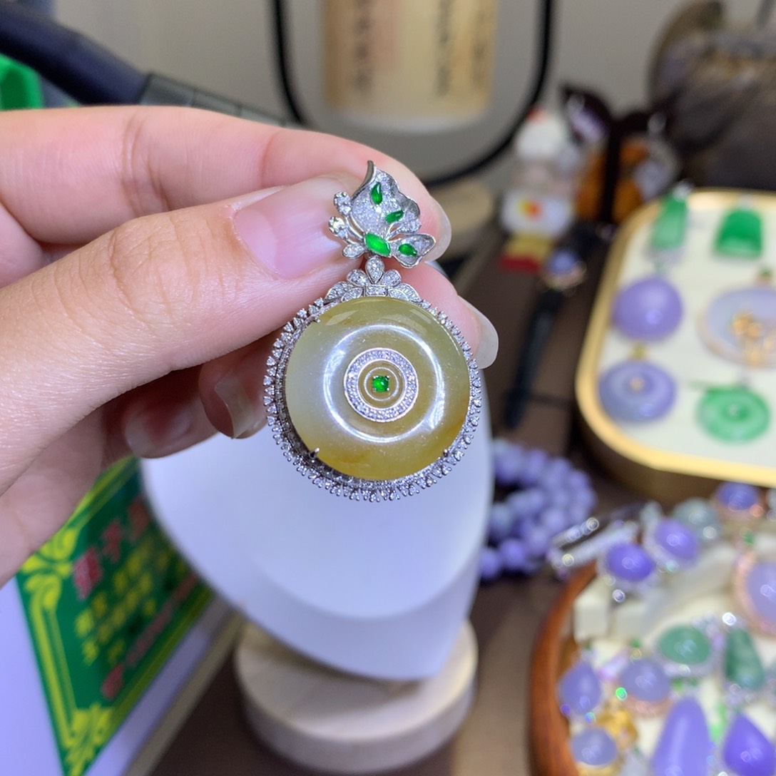 翡翠颈饰18K金镶嵌翡翠