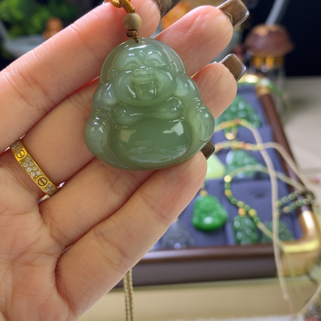 人***安和田玉未镶嵌颈饰