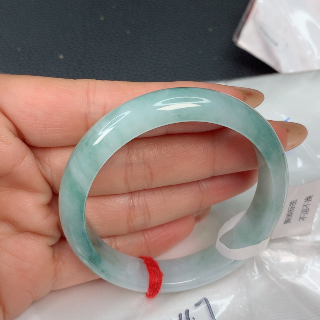 翡翠手镯未镶嵌………..