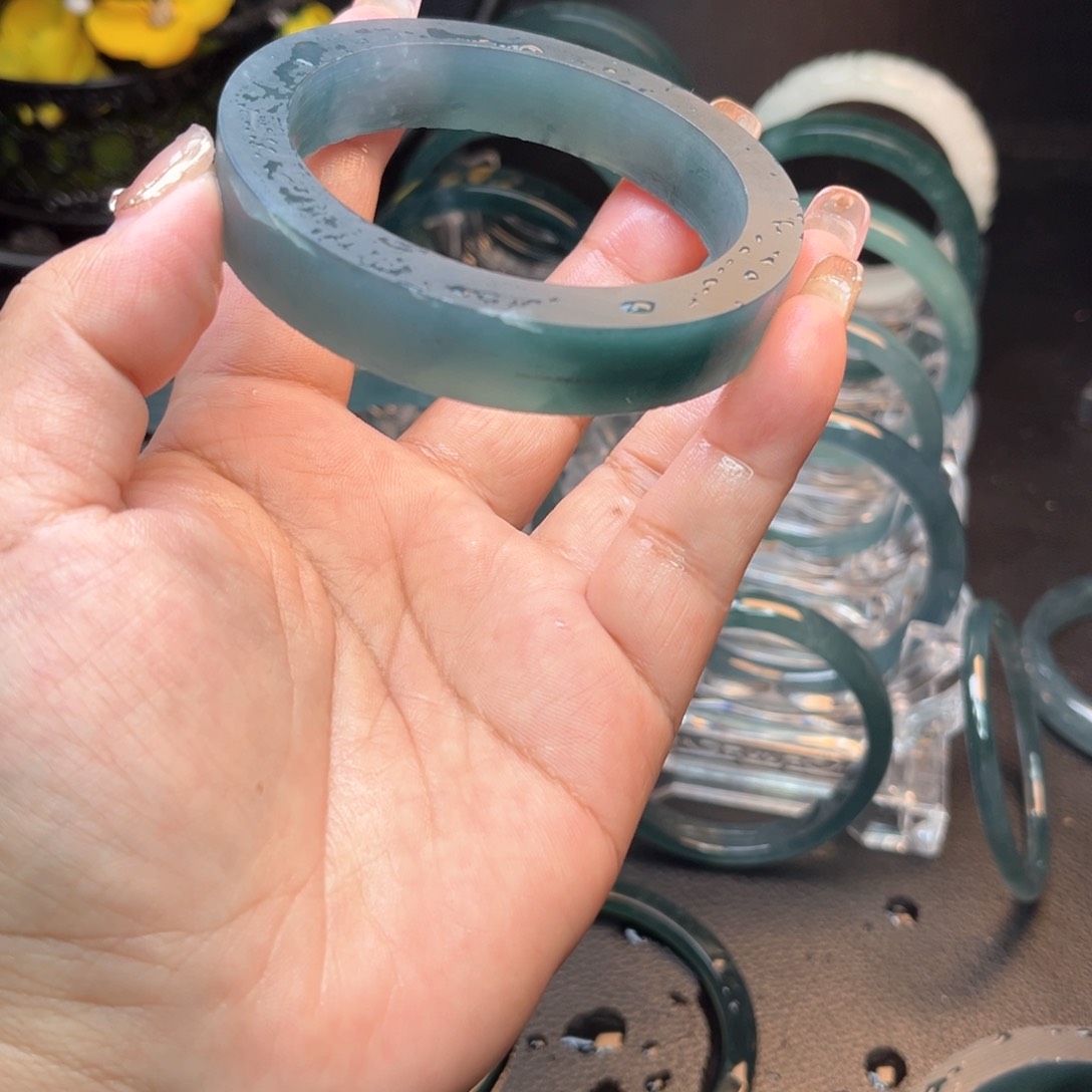 定制翡翠手镯未镶嵌当***在