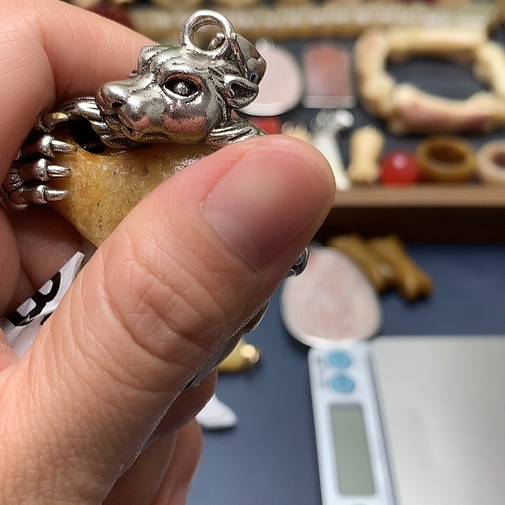 朵***、驼骨把件老银镶嵌