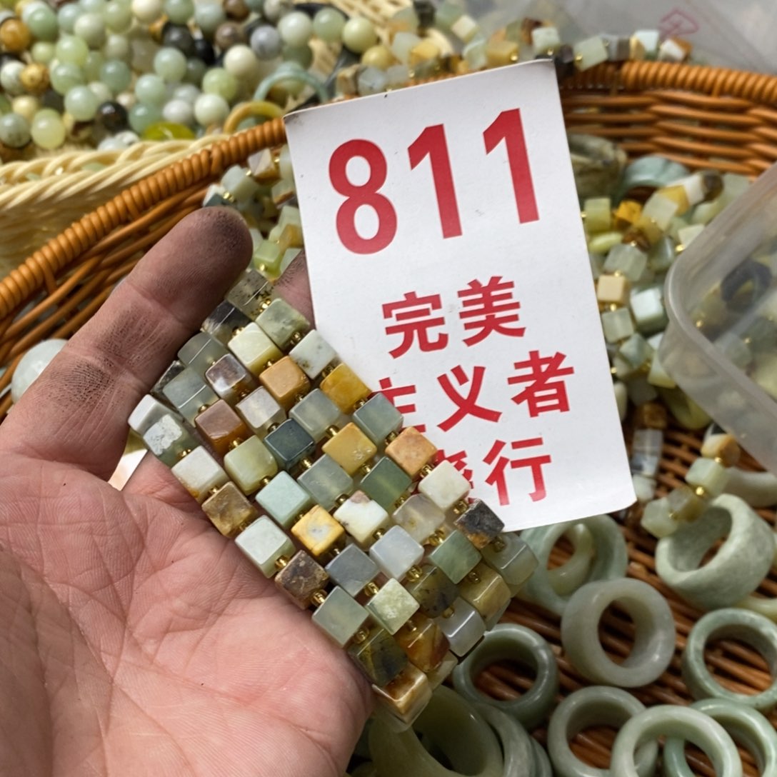 蛇纹石玉挂坠未镶嵌