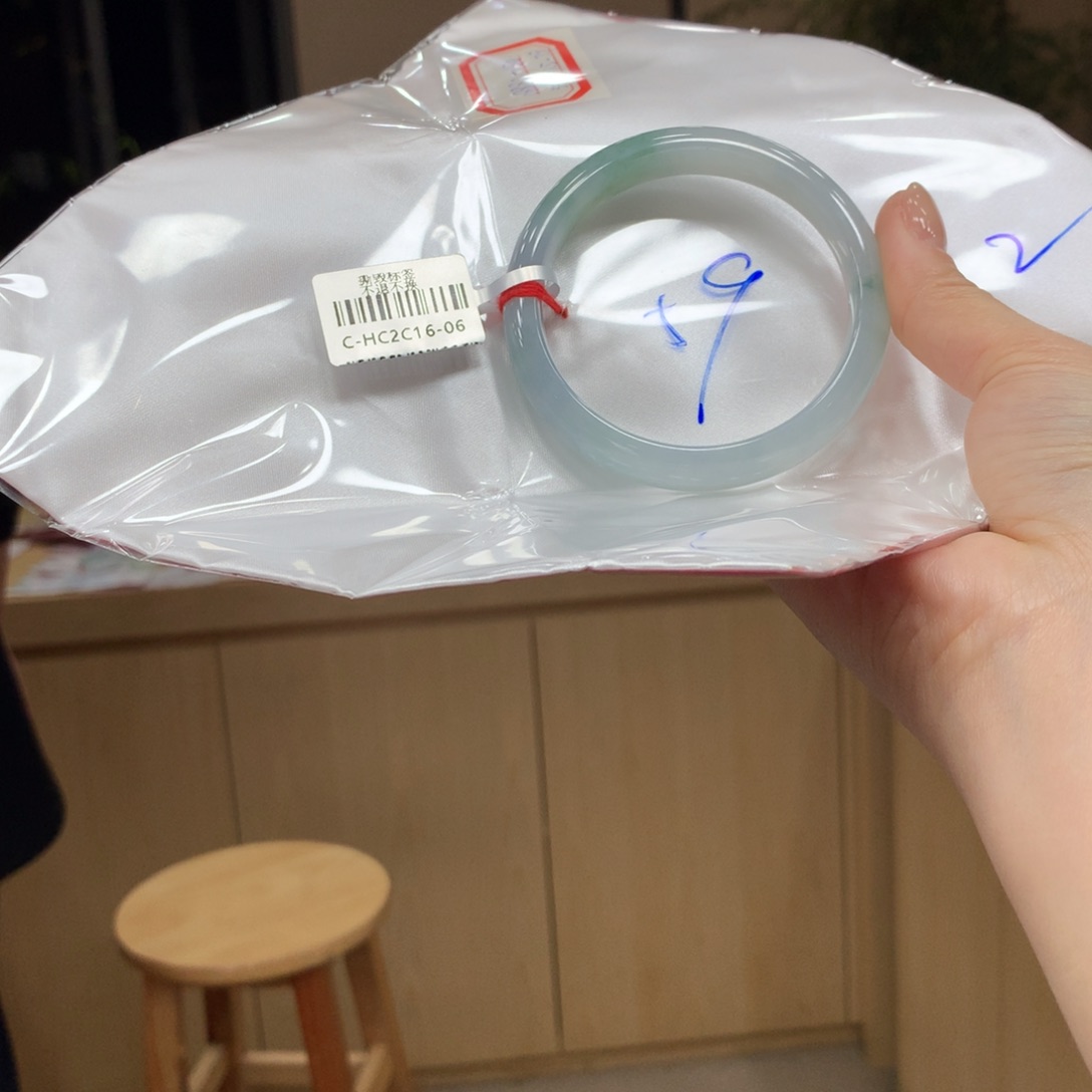 翡翠手镯未镶嵌不退不换