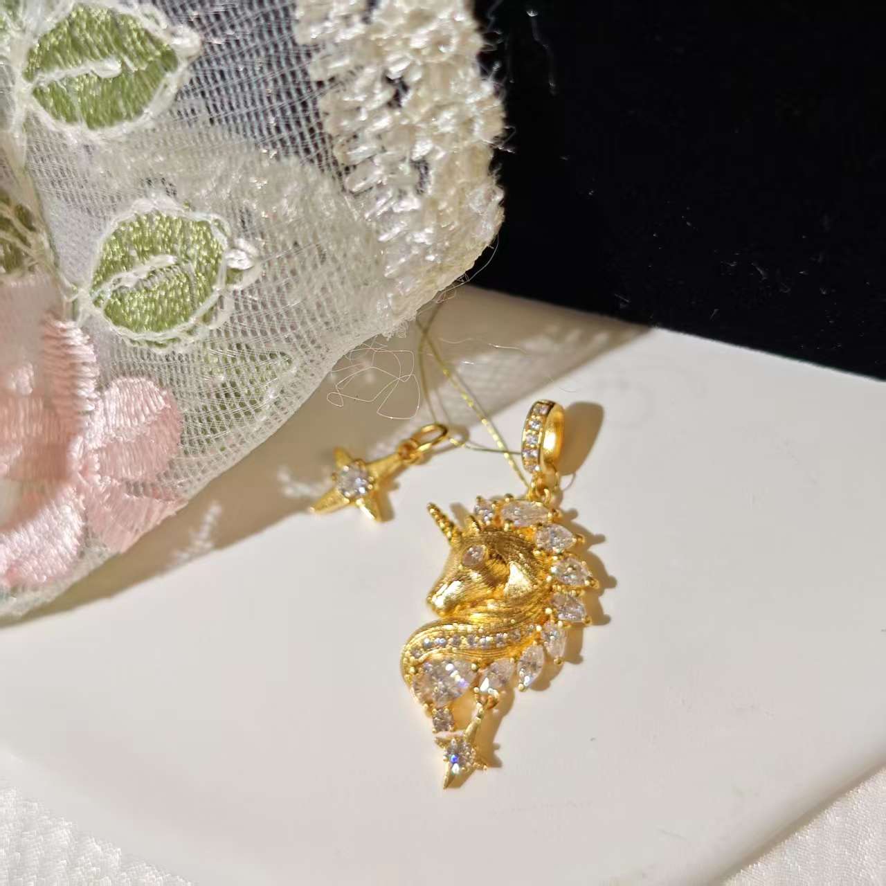 黄金莫桑独角兽吊坠
