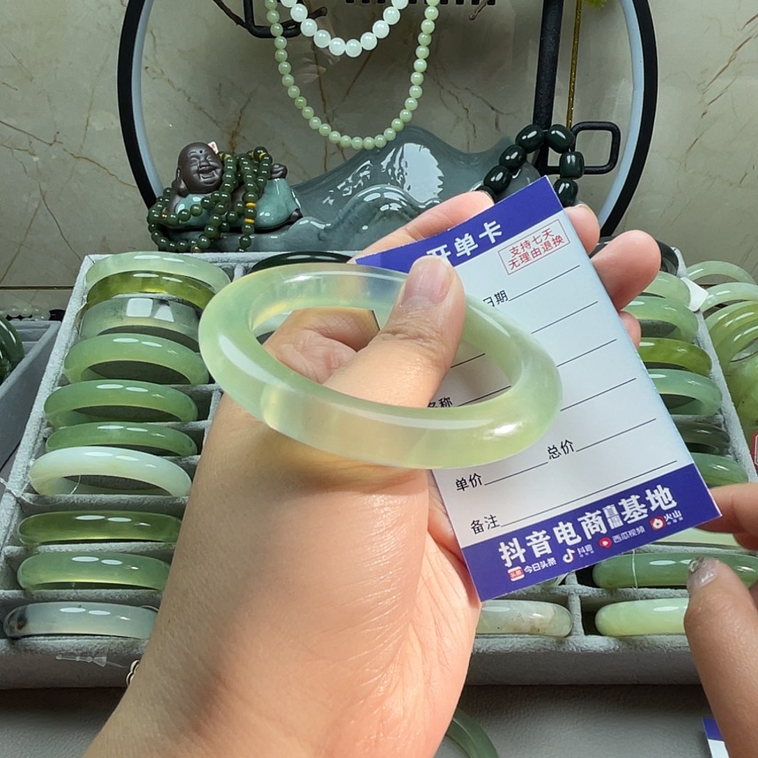 蛇纹石玉未镶嵌手镯微瑕