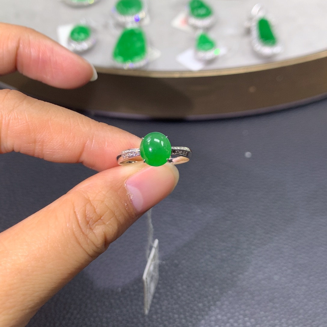 翡翠戒指18K金镶嵌翡翠