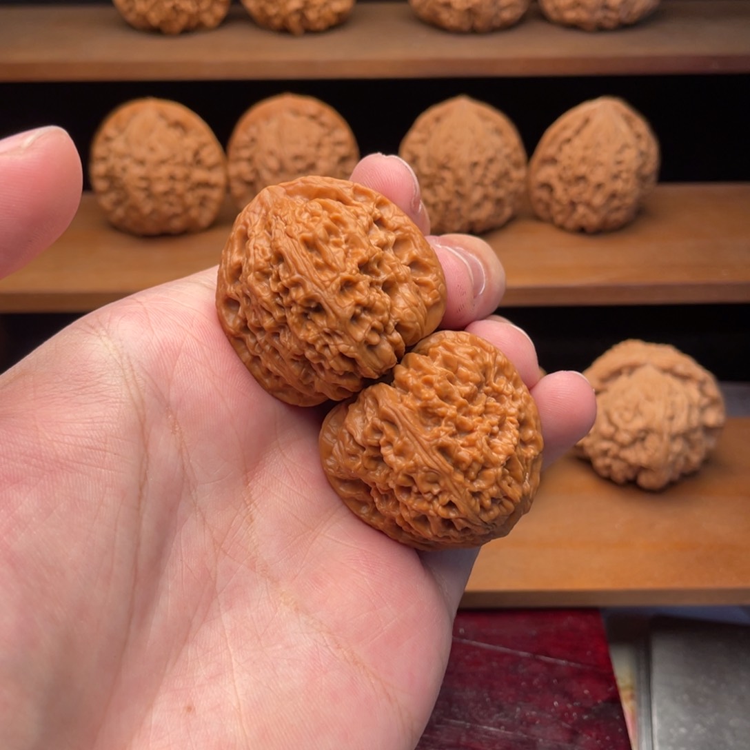 文玩核桃把件37精配红皮南疆石