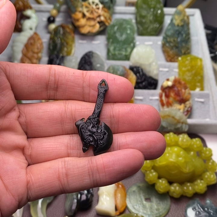 开***心蛇纹石玉未镶嵌颈饰