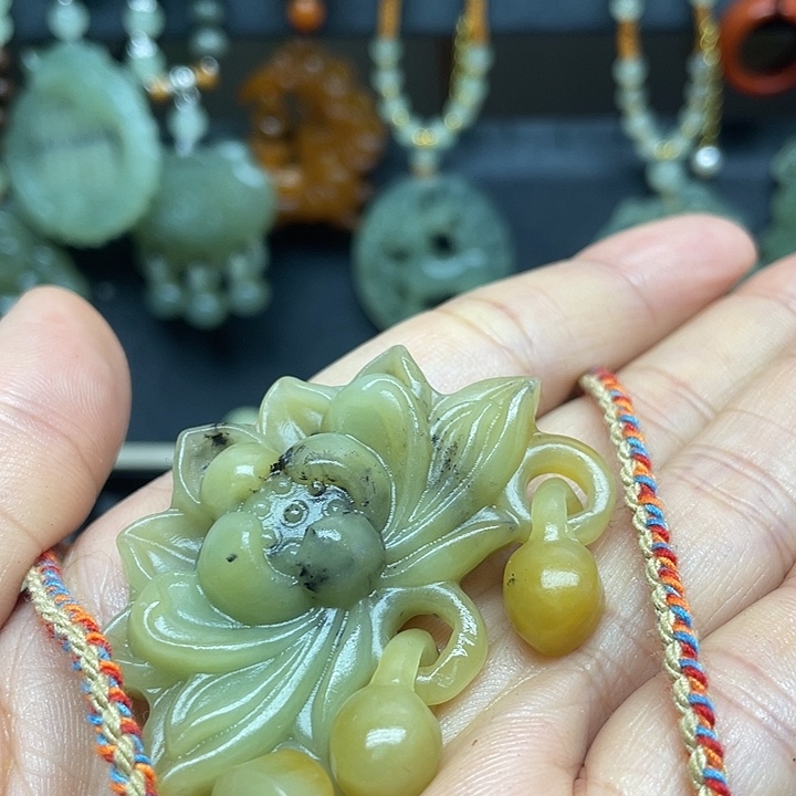 未镶嵌蛇纹石玉颈饰《****佛