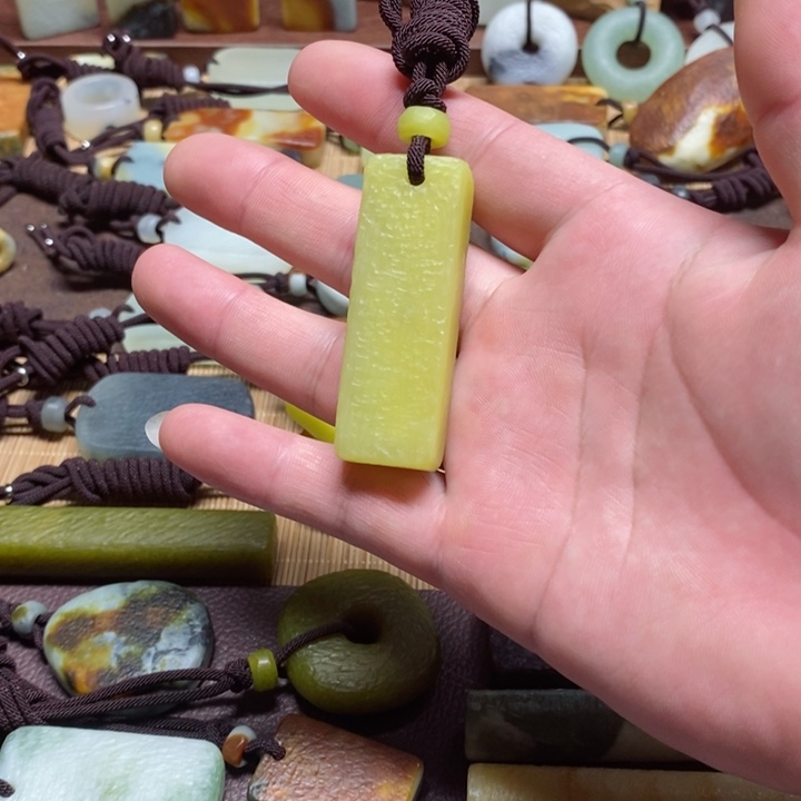 蛇纹石玉挂件未镶嵌G****N