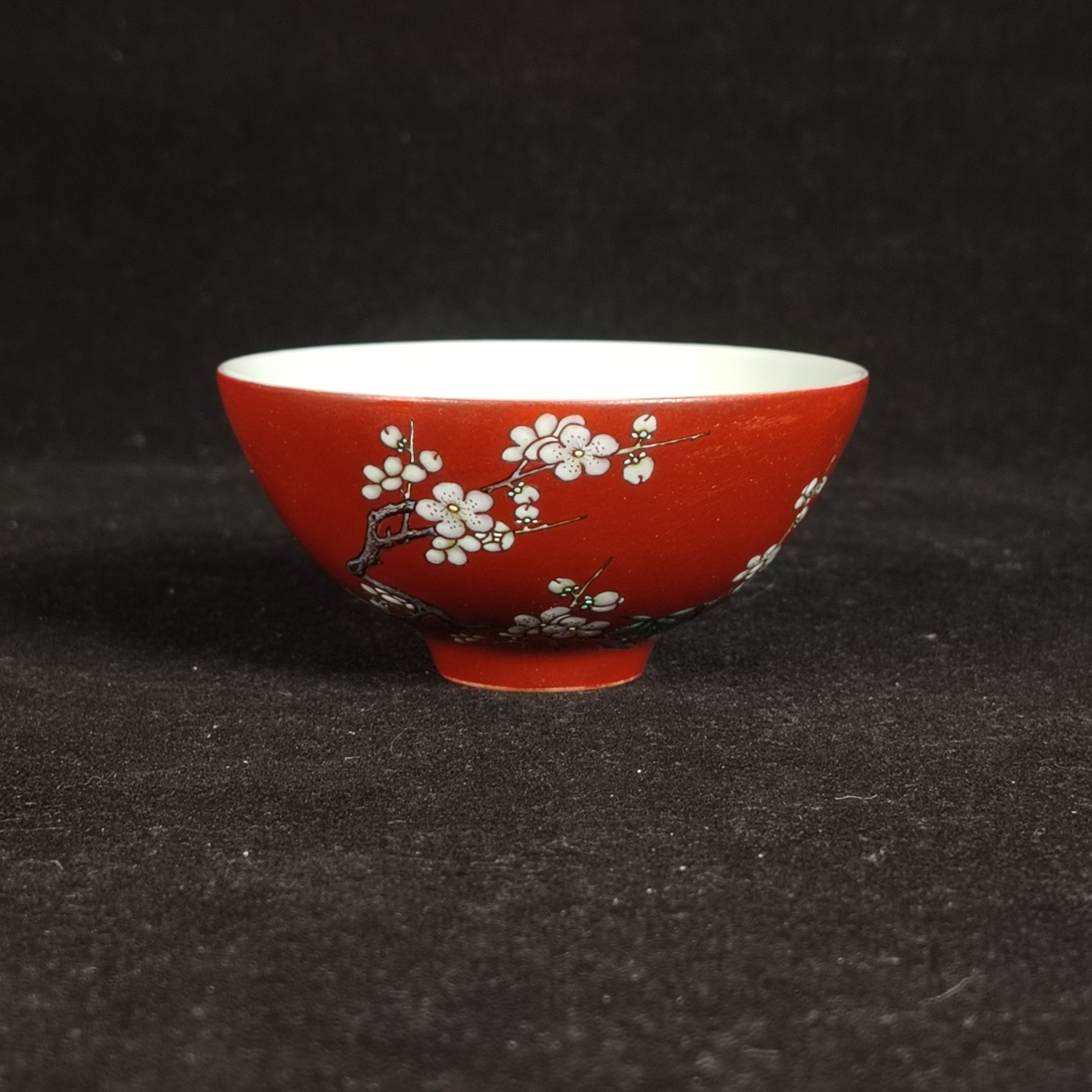 珊瑚红地粉彩梅花纹茶圆