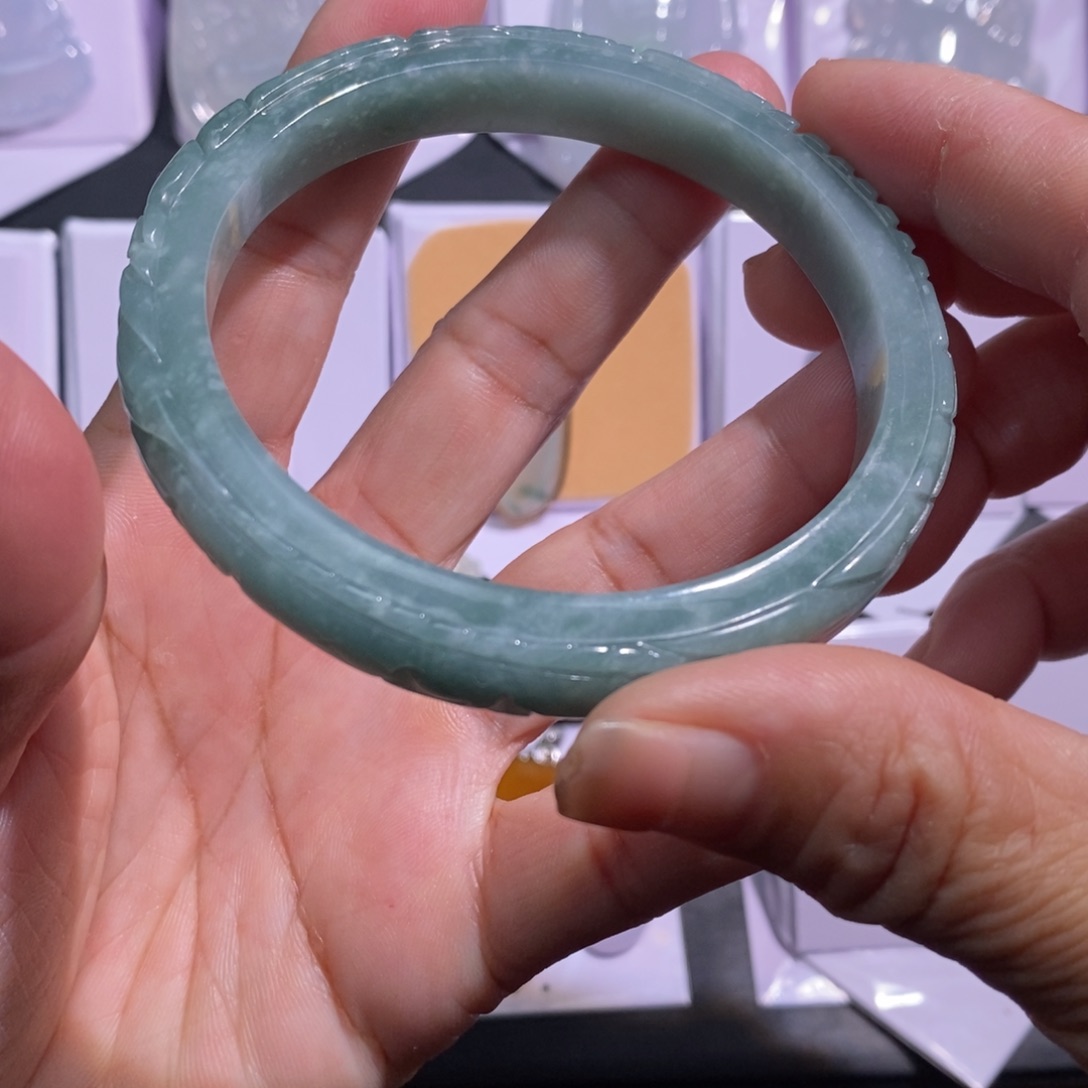 翡翠未镶嵌颈饰手镯