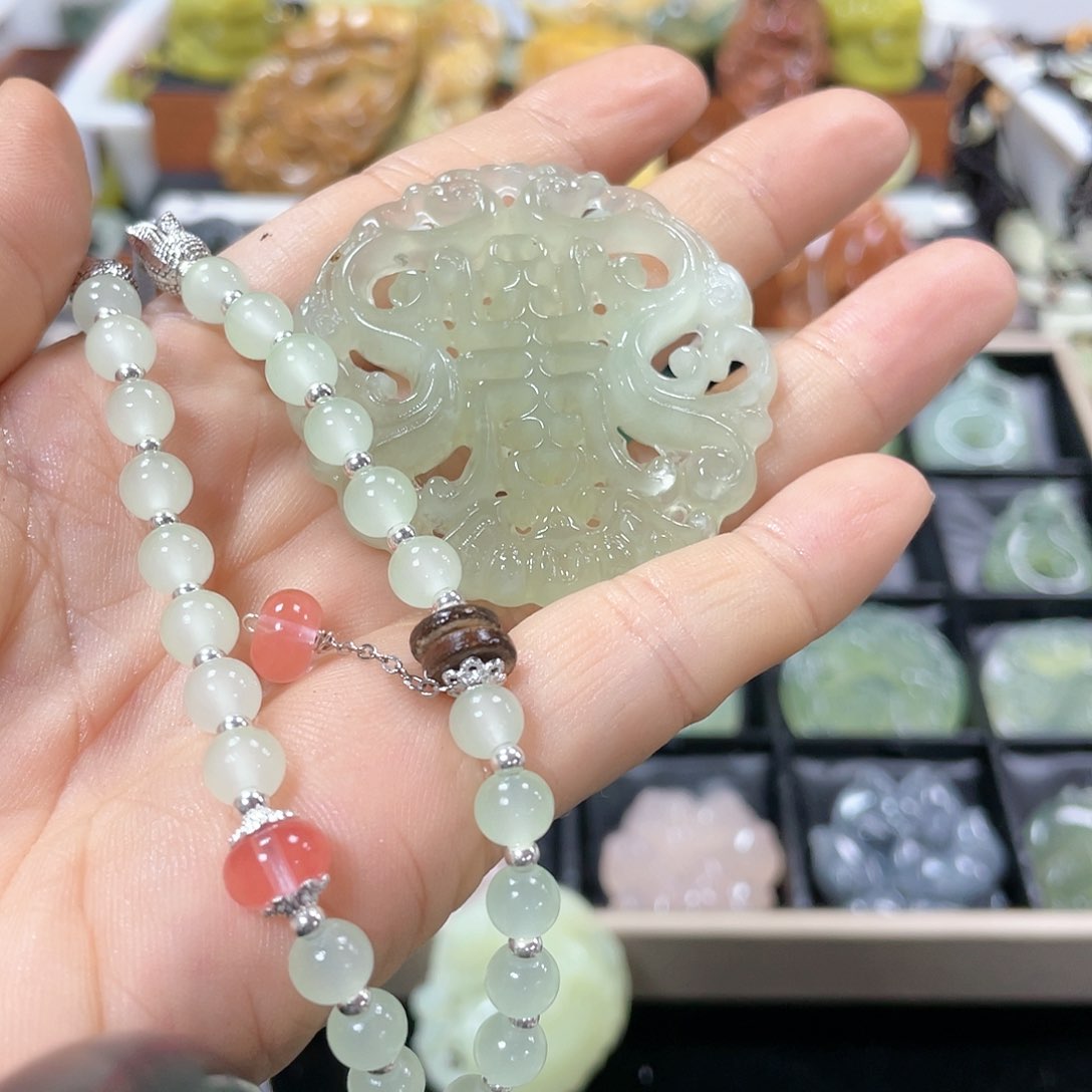 蛇纹石玉颈饰未镶嵌