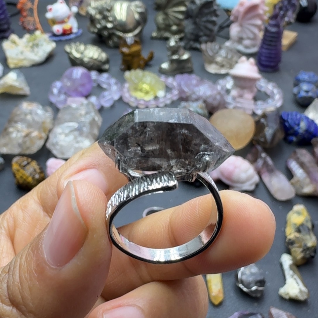 郭***仙石材闪灵戒指的设计