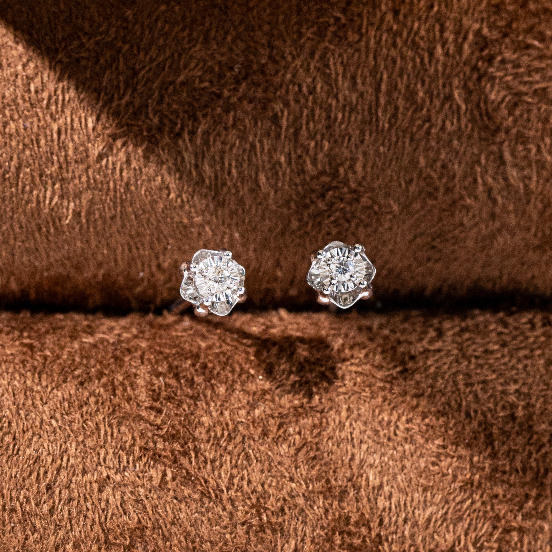 18K镶嵌天然钻石耳钉