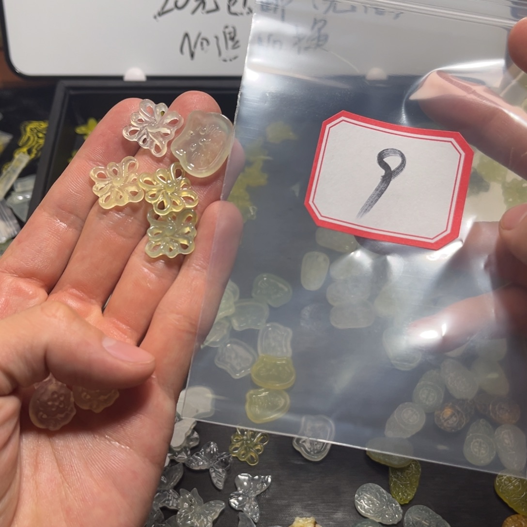 酒***窝蛇纹石玉合金颈饰