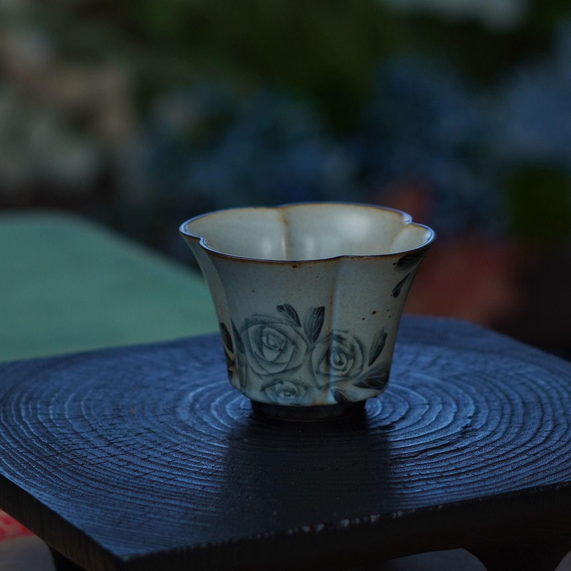 玫瑰仿古铁点花口杯-釉下纯手绘玫瑰花口杯单杯