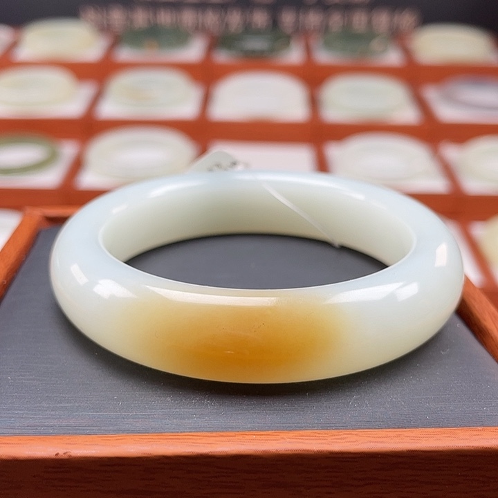 和田玉手镯未镶嵌新疆且末金山