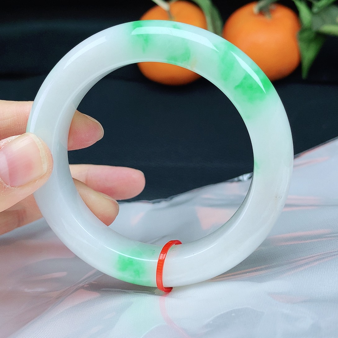 翡翠手镯未镶嵌56圈