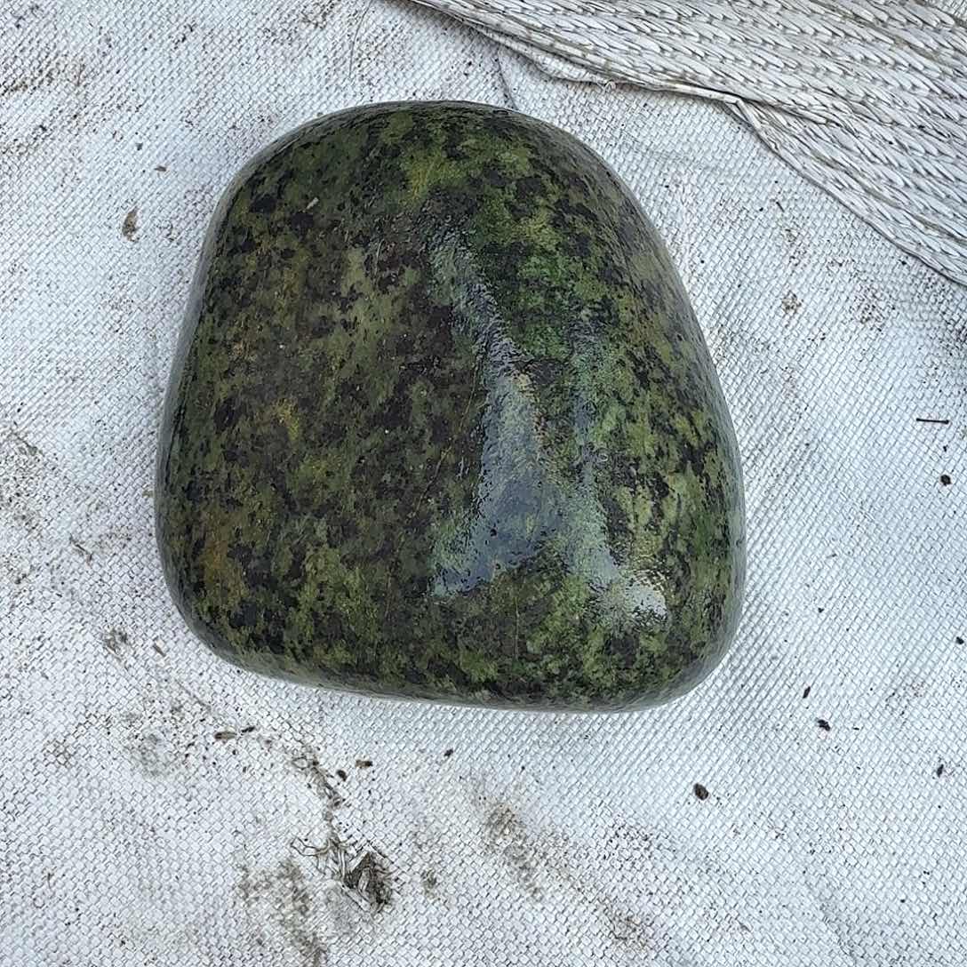 君***辉蛇纹石玉未镶嵌天然原石摆件藏玉西藏