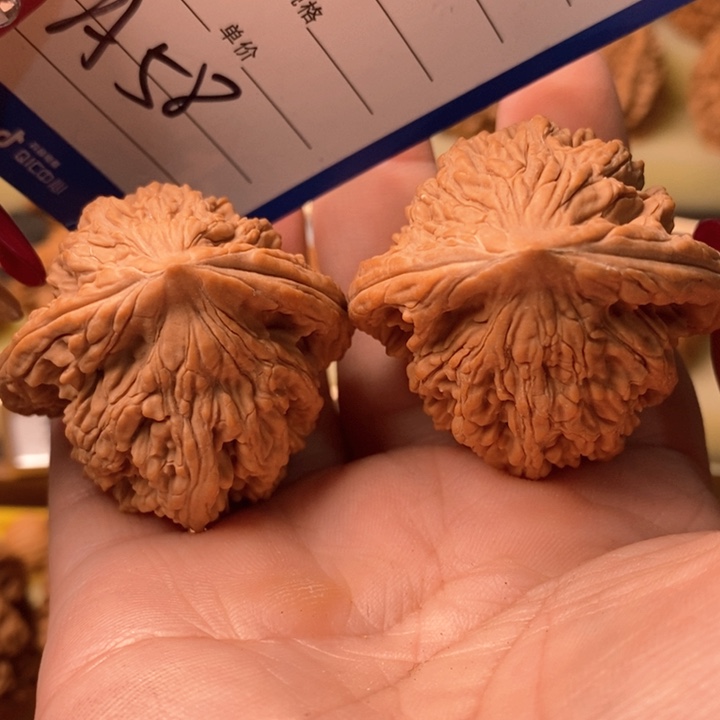 桃核吊坠w****、粗筋虎粗筋虎