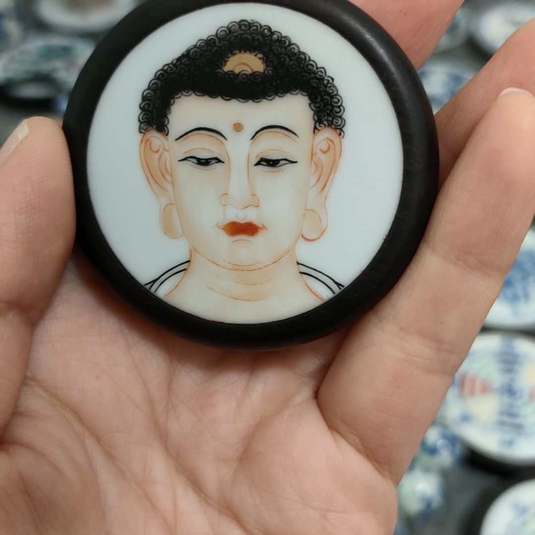 瓷片星*点粉彩大日如来挂件一个