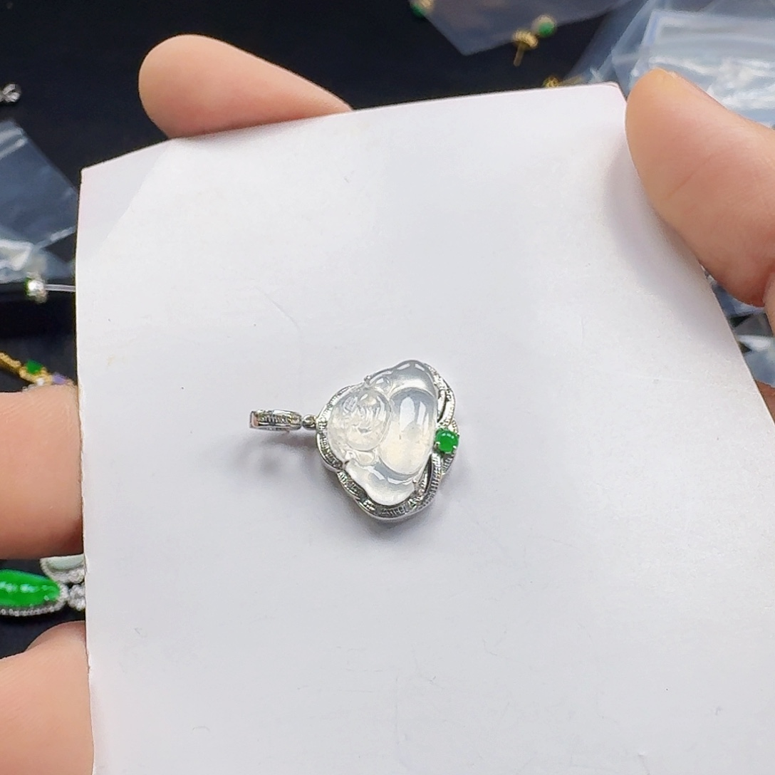 羊***a翡翠18K金镶嵌颈饰一件