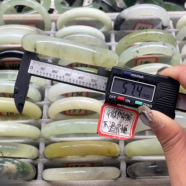 蛇纹石玉未镶嵌手镯182