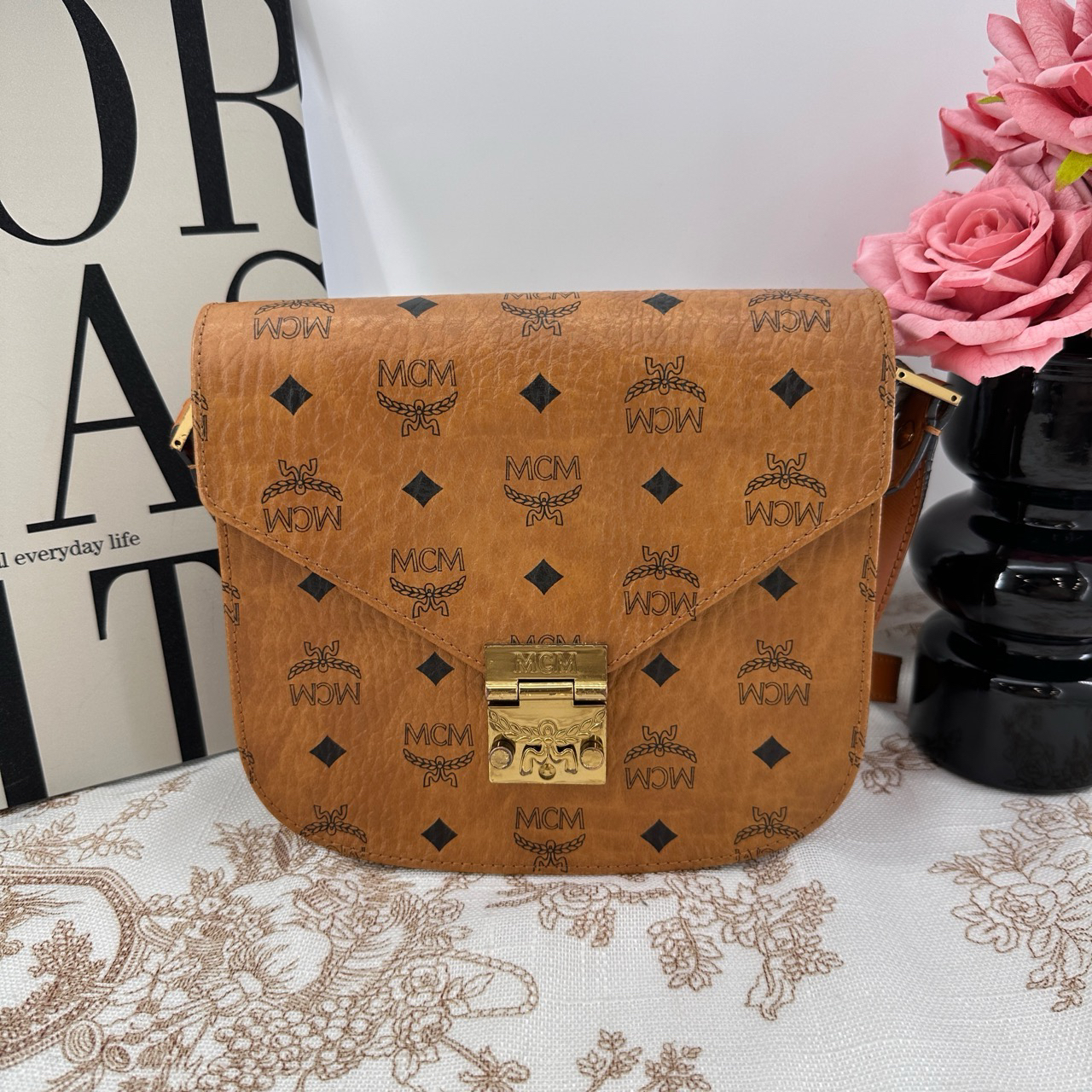 95新 MCM 9194/经典干邑色马鞍邮差斜挎包