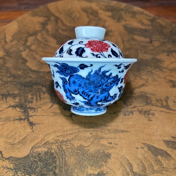 阳春白雪青花釉里红狮狮如意盖碗