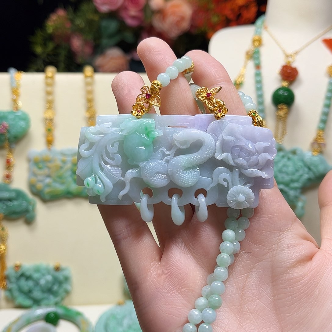 翡翠颈饰未镶嵌蛇兔方牌