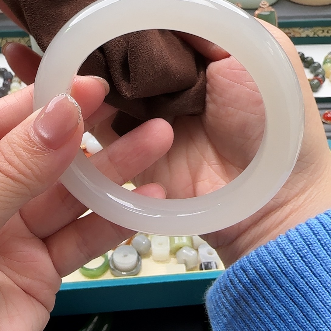 和田玉未镶嵌手镯